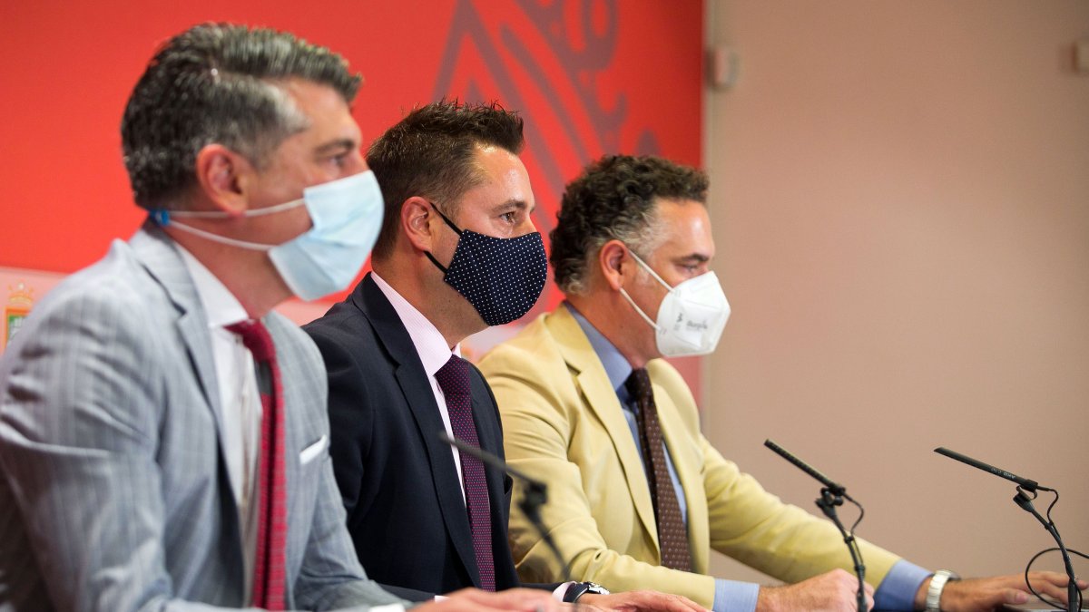 Vicente Marañón, Daniel de la Rosa y Alberto Molina, de ‘Promueve’, en la presentación de los proyectos. TOMÁS ALONSO