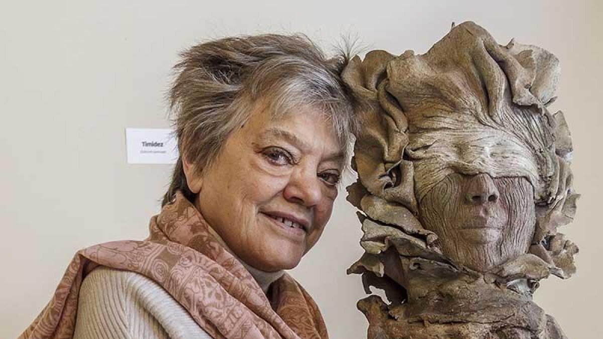Guadalupe Óscar, junto a una de las esculturas más antiguas de la colección, de los años 90.-Santi Otero