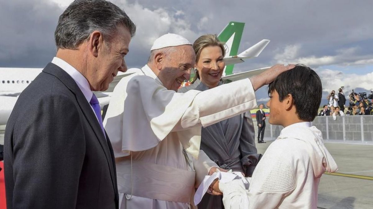 Emmanuel, hijo de la congresista Clara Rojas, le entregó al Papa la paloma de la paz.-AFP