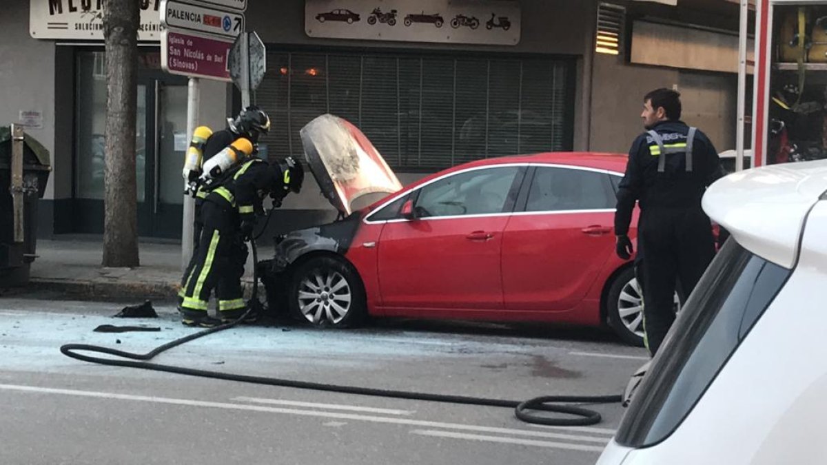 Los bomberos de Aranda durante la intervención. ECB