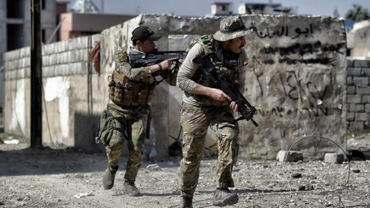 Soldados iraquís patrullan áreas reconquistadas a yihadistas del Estado Islámico, en el oeste de Mosul.-AFP / ARIS MESSINIS