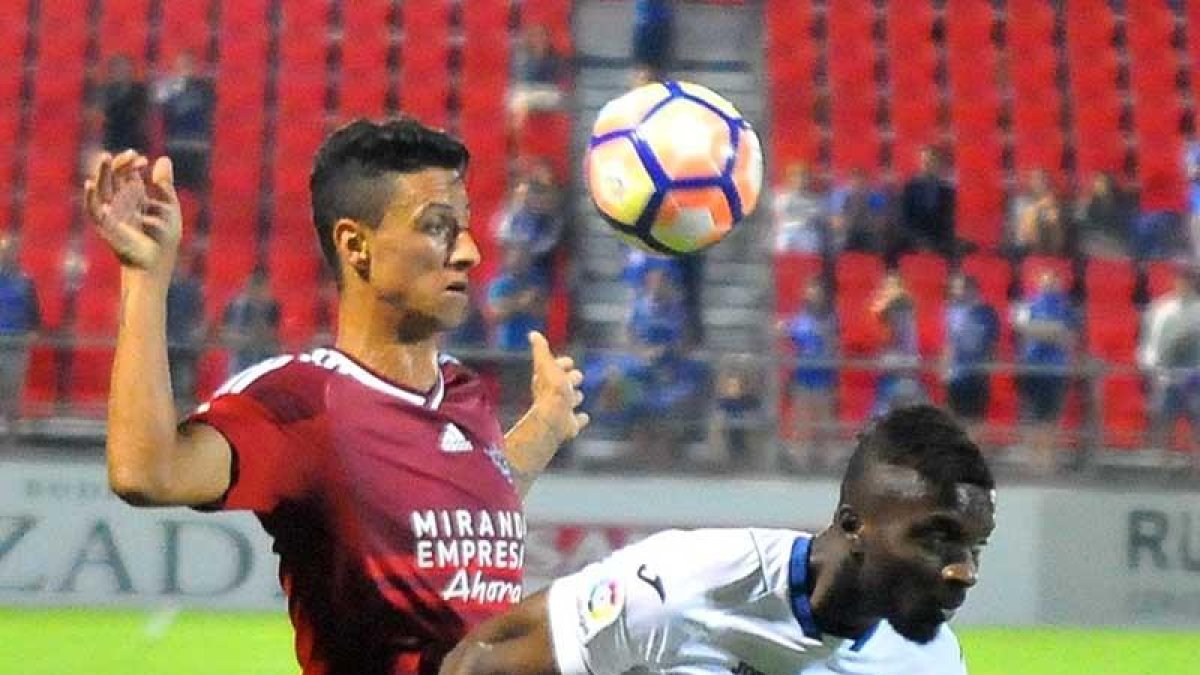 Mesa disputa un balón aéreo en el duelo ante el Getafe-Jose Esteban Egurrola