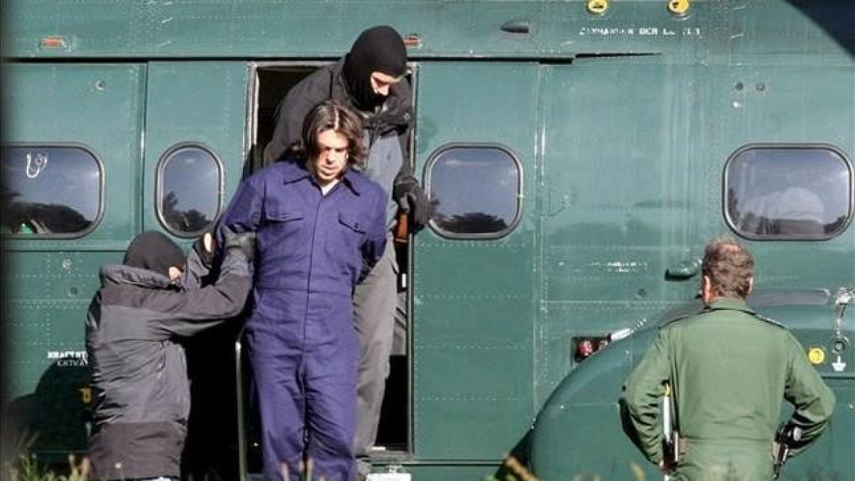 La policia federal conduce a un presunto yihadista al Tribunal Federal Supremo en Karlsruhe , Alemania.-ULI DECK