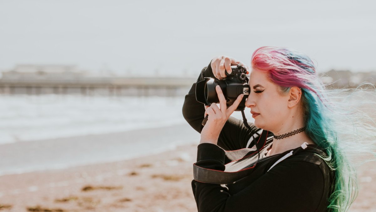 Una mujer toma una fotografía. rawpixel.com