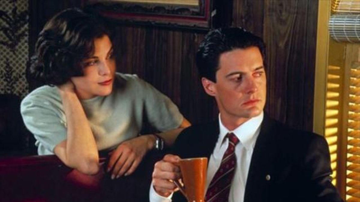 Sherilyn Fenn (Audrey Horne) y Kyle MacLachlan (Dale Cooper), en una escena de 'Twin Peaks'.-