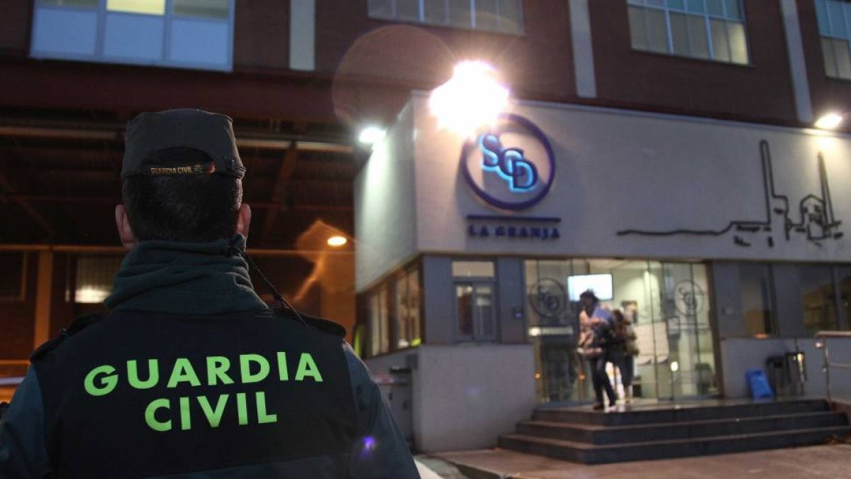 Un guardia civil observa la fábrica de vidrio SGD-Ical