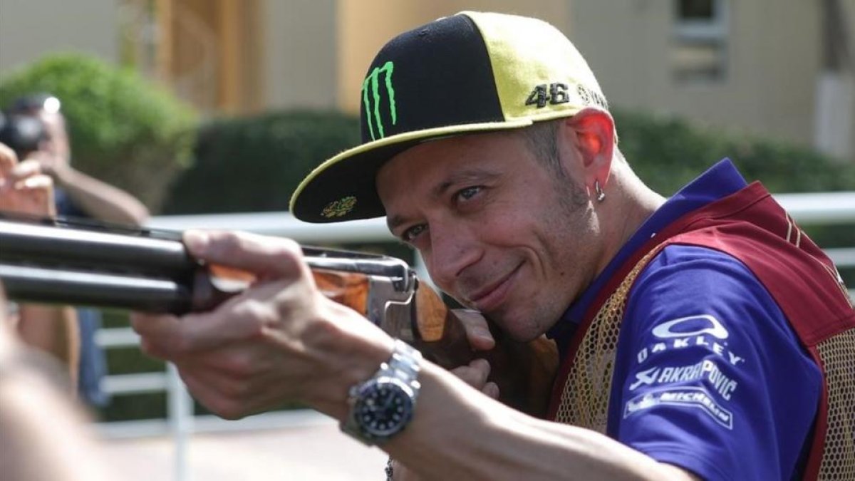 Valentino Rossi prueba hoy fortuna en el campo de tiro olímpico de Doha (Catar).-ALEJANDRO CERESUELA