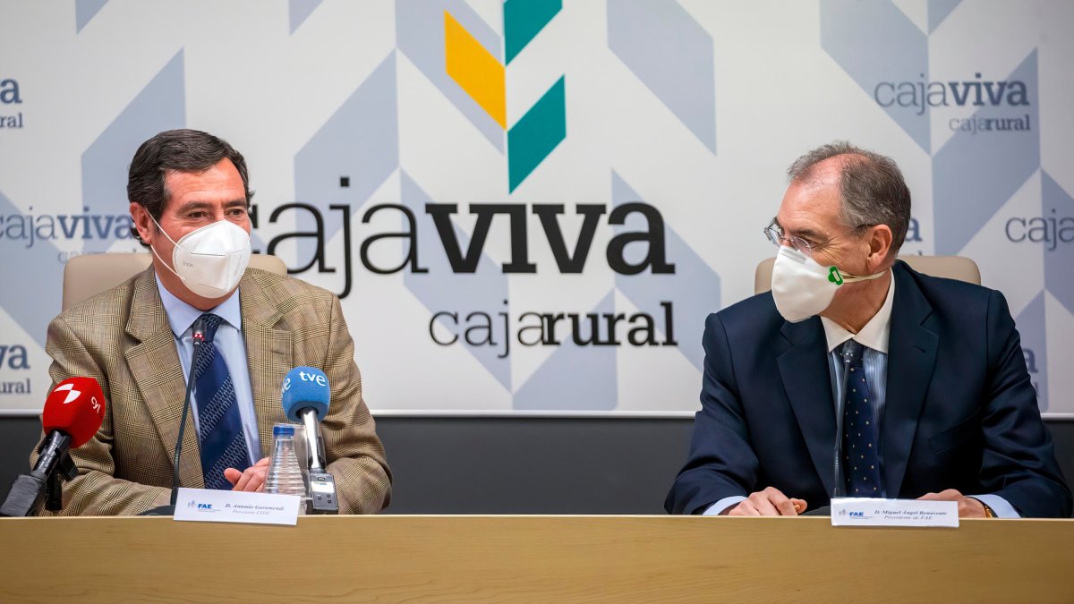 El presidente de la CEOE, Antonio Garamendi (izquierda), arropó ayer a Miguel Ángel Benavente tras su reelección al frente de la patronal burgalesa. SANTI OTERO