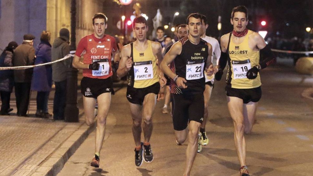 Dani Arce (22) tira del grupo de favoritos rodeado por David García Azofra (1), Jesús Gómez (2) y Rubén Castrillo (19), el pasado miércoles.-RAÚL OCHOA