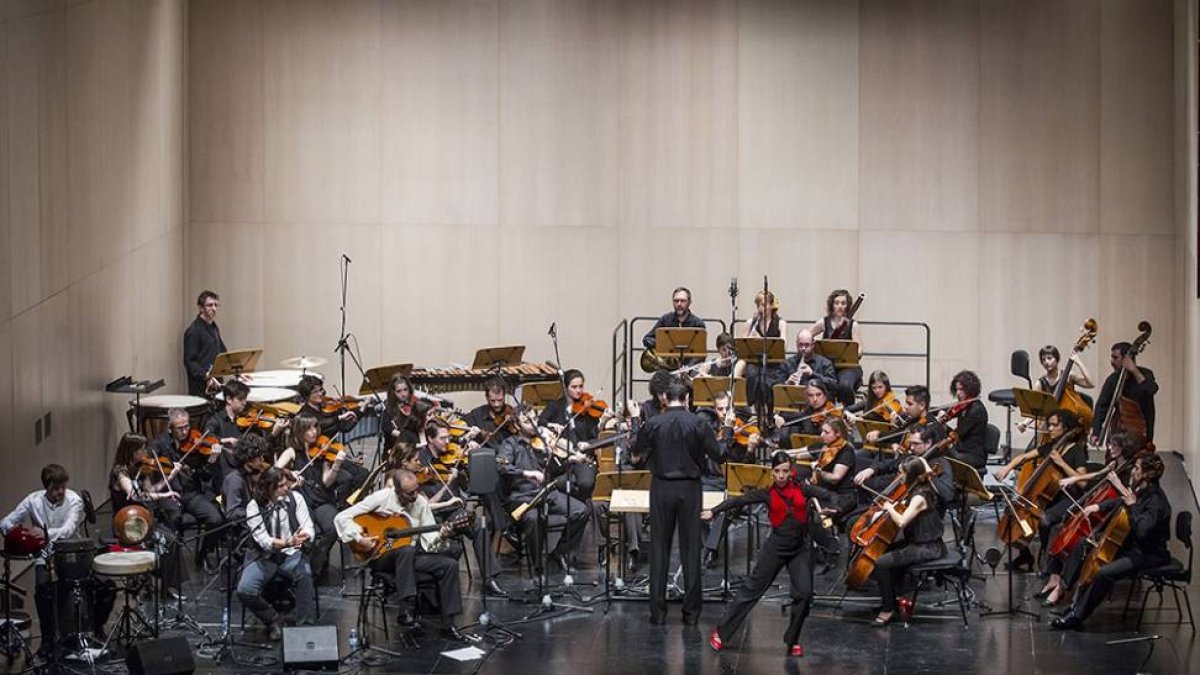 En el sexto de la noche, durante la interpretación de ‘Mi farruca’, la bailaora se unió a la orquesta y a sus compañeros.-Santi Otero