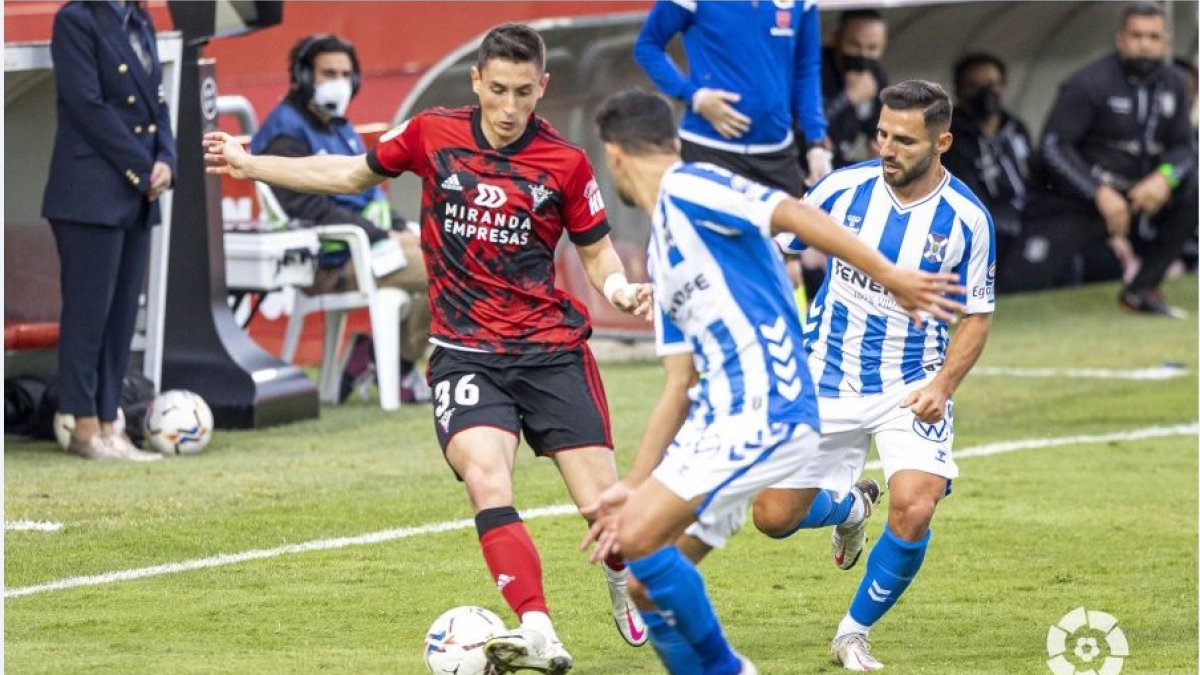 Martínez intenta escaparse por banda. LALIGA