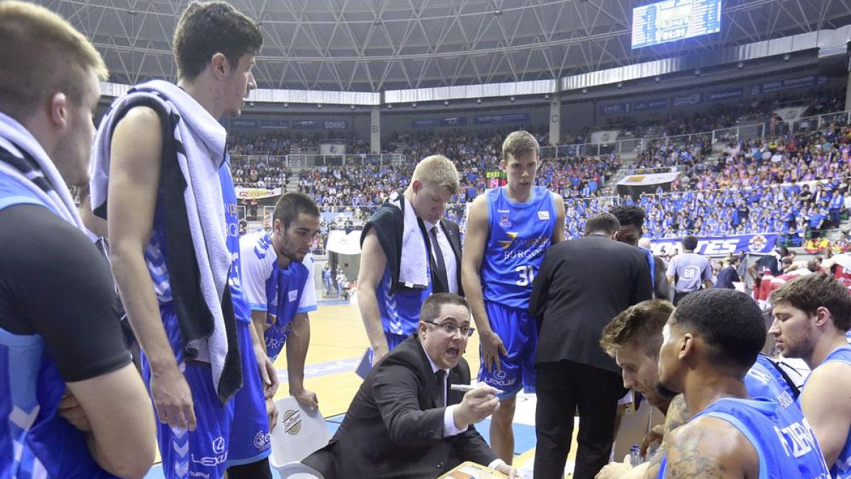Epi da instrucciones a sus jugadores durante un tiempo muerto-Raúl G. Ochoa