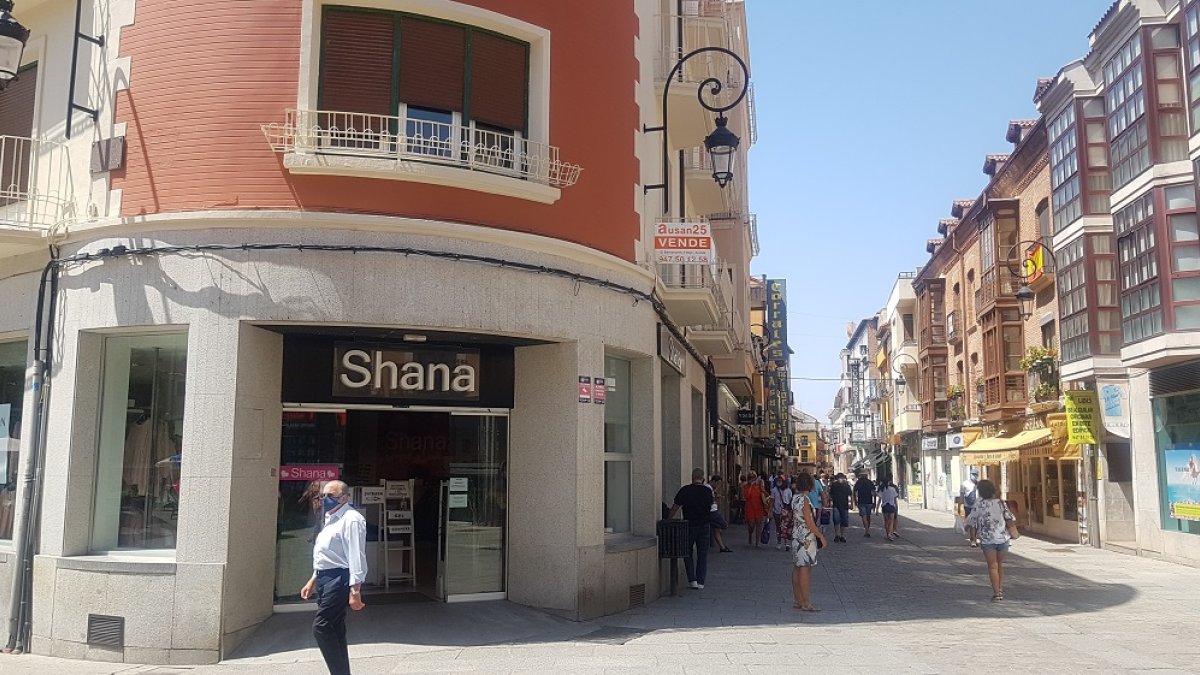 Shana, que prepara el cierre, paga 3.500 euros al mes por este local en esquina en la calle Isilla. ECB