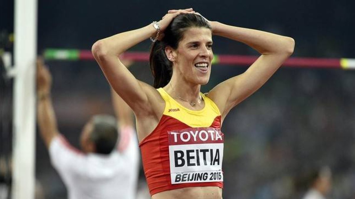 Beitia se disculpa tras quedar eliminada en 2,01 metros, en la final de altura.-EFE/FRANCK ROBICHON