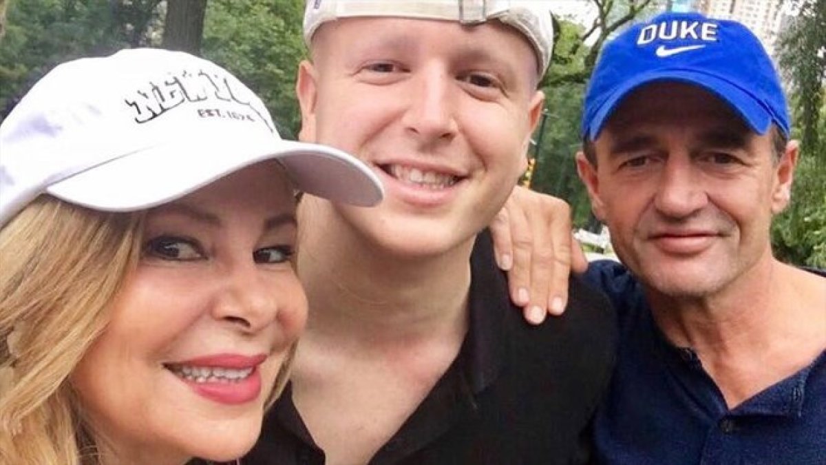 Ana Obregon posa con su hijo Álex y su ex, Alessandro Lequio.-EL PERIÓDICO