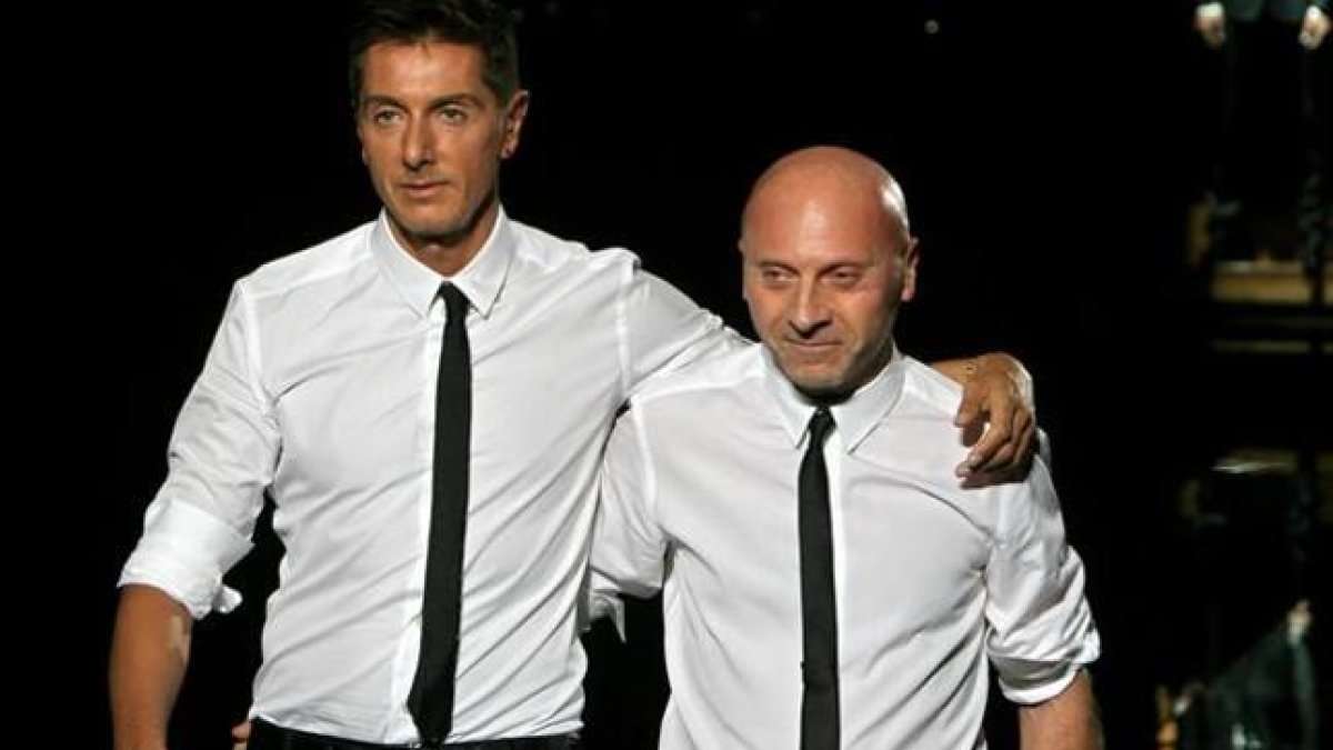 Domenico Dolce y Stefano Gabbana, en un desfile del 2008.-AFP / FILIPO MONTEFORTE