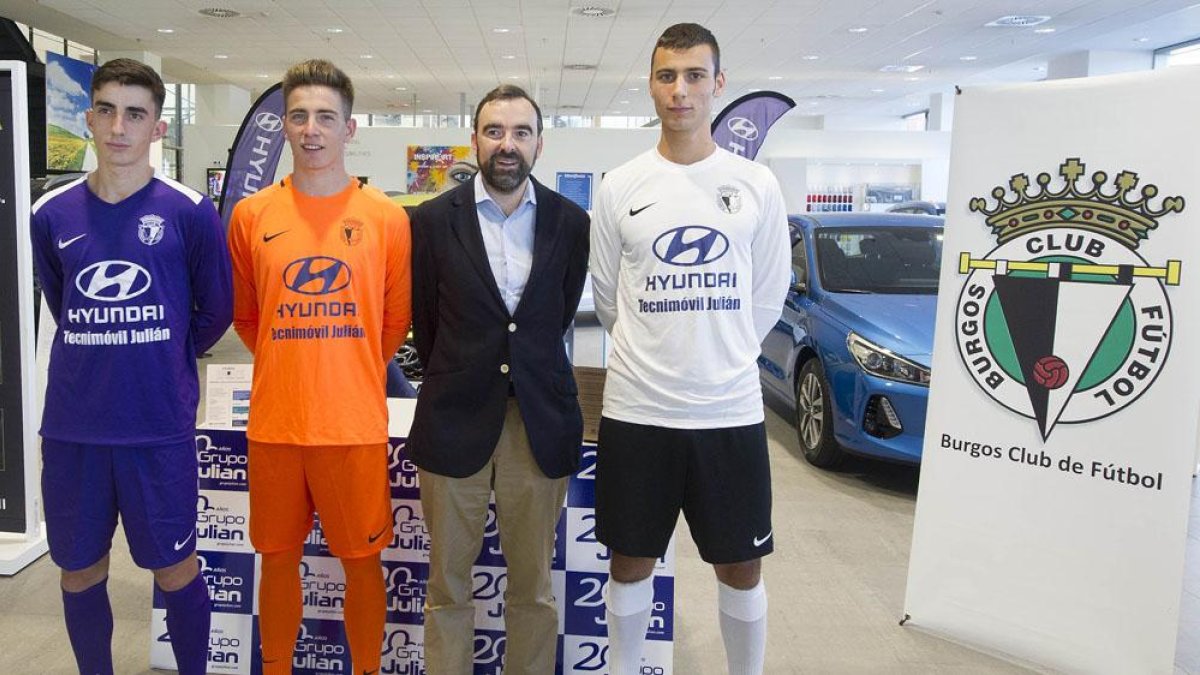 Julián Alonso posa con las nuevas equipaciones de los juveniles.-ISRAEL L. MURILLO