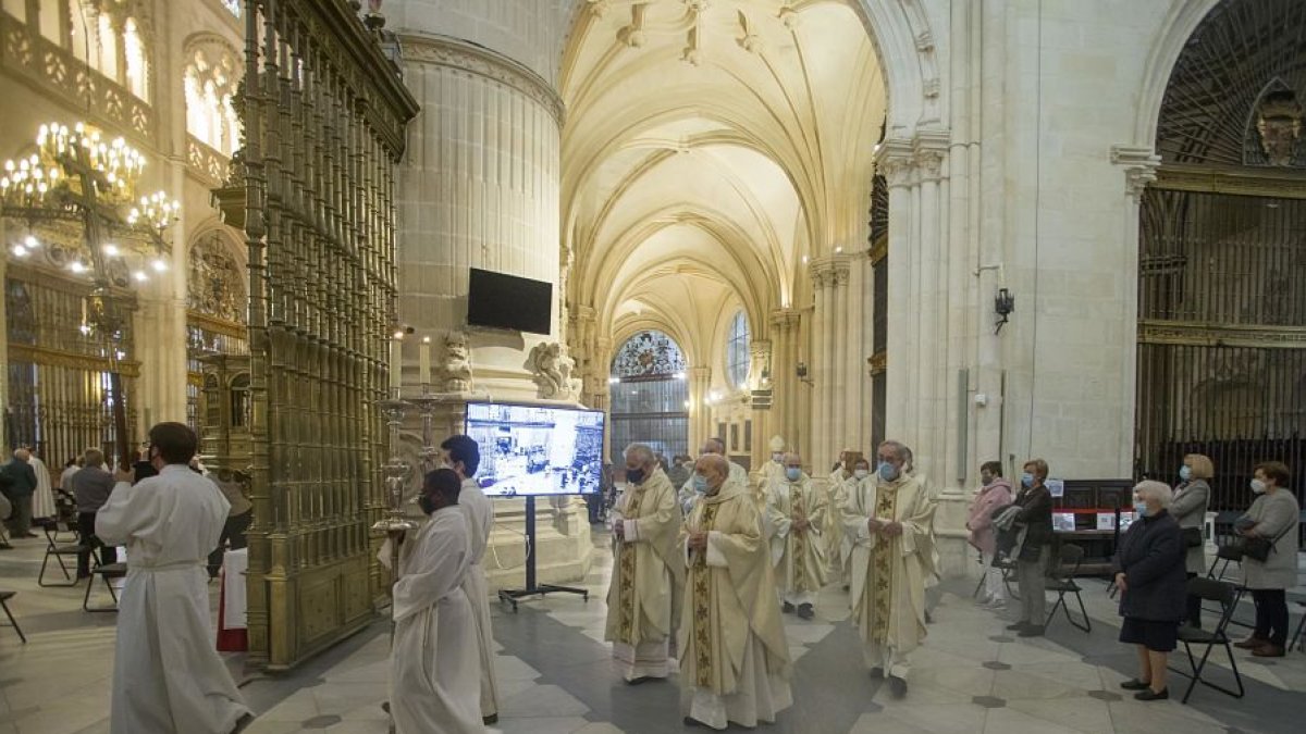 La comitiva eclesiástica llega al altar mayor de la Catredral de Burgos. FOTOS: SANTI OTERO