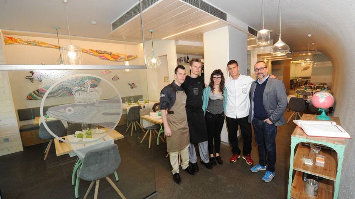 Cobo posa con su equipo de cocina y sala, con los que hace piña para sorprender a los comensales.-ISRAEL L. MURILLO