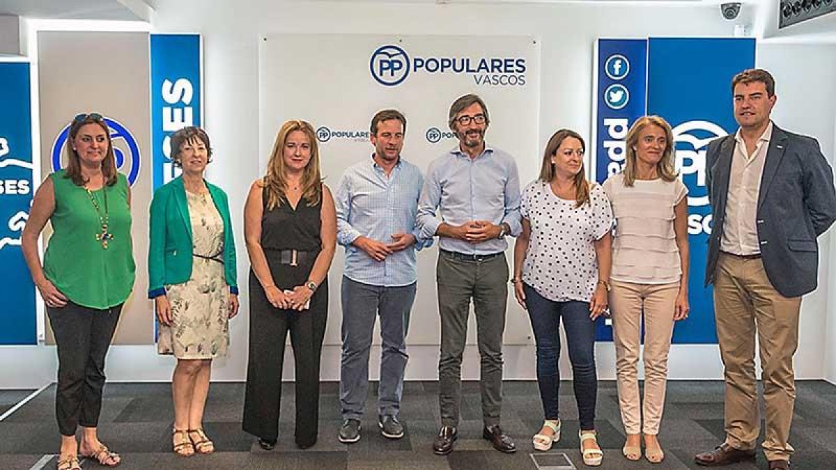 Miembros de la formación popular de Álava y Burgos en un momento previo a la reunión celebrada ayer.-ECB