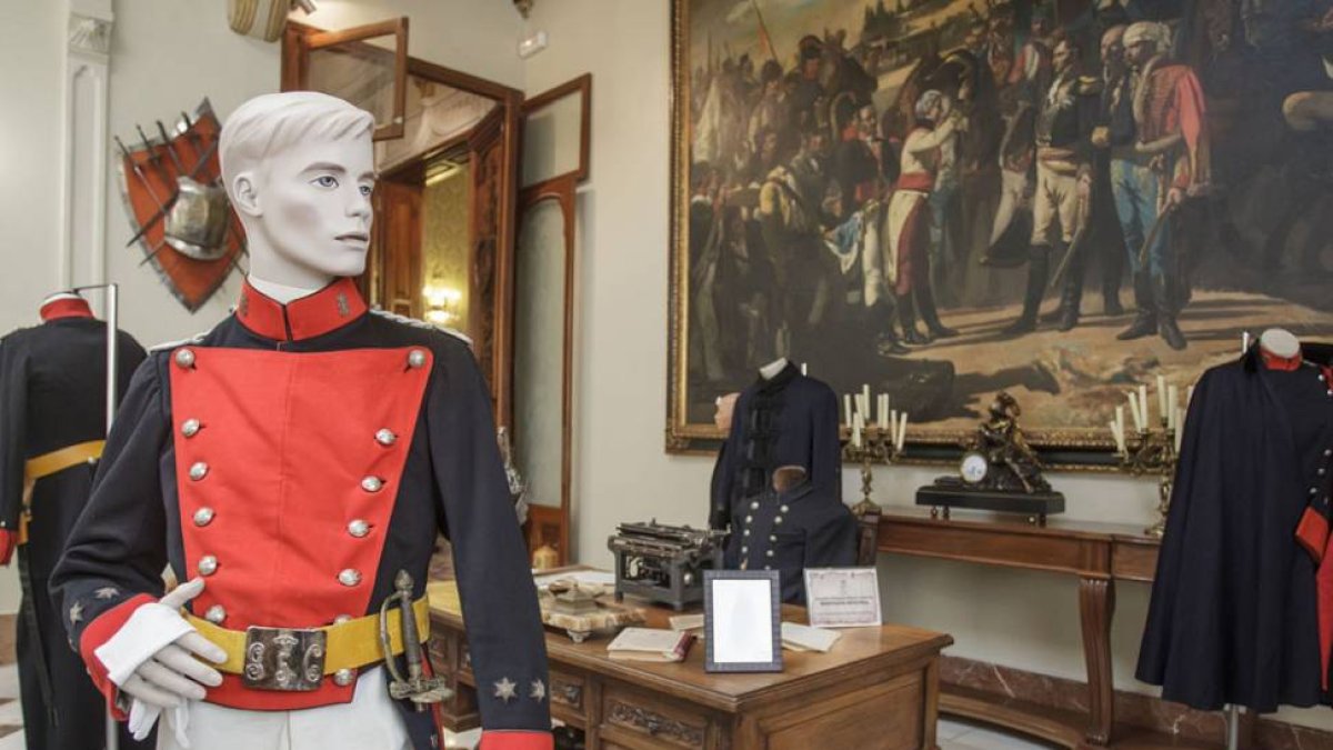 Despacho y uniformes de la época alfonsina.-/ SANTI OTERO
