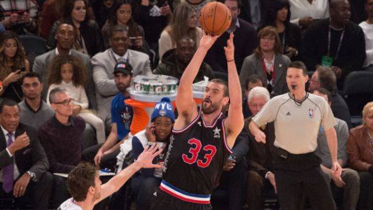 Un momento del histórico duelo entre los hermanos Gasol, anoche.-Foto: Kyle Terada / USA Today Sports
