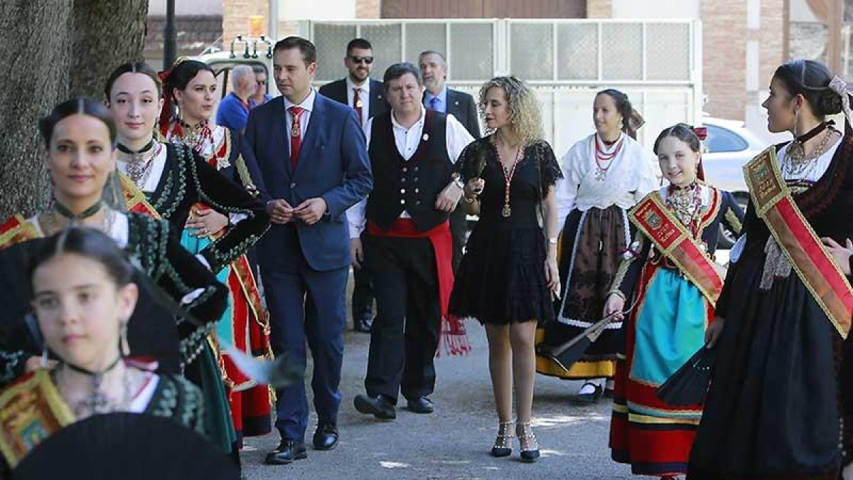 El alcalde, Daniel de la Rosa, junto a la concejala de Seguridad Ciudadana y Festejos, Blanca Carpintero.-RAÚL G. OCHOA