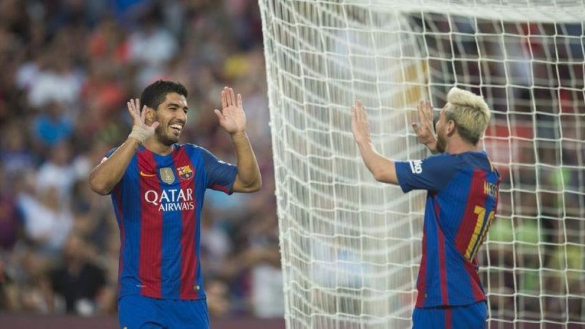 Conexión Messi-Suárez tras la jugada del primer gol durante el partido FC Barcelona-Sampdoria, en el Trofeo Joan Gamper.-JORDI COTRINA