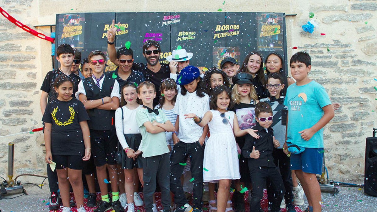 El ‘photocall’ anterior a la proyección del cortometraje dirigido por Álvaro Vega fue una fiesta para grandes y pequeños. IVÁN CORTÁZAR