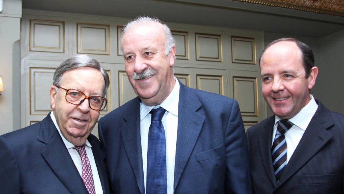 El seleccionador de futbol, Vicente del Bosque, recibe el premio Especial Cándido Mesonero Mayor de Castilla. En la imagen, junto con , Alberto Cándido (I) y Cándido López (D)-Ical