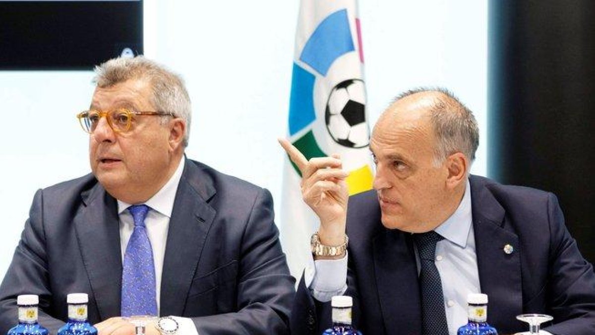 El presidente Javier Tebas (d) en la última asamblea de La Liga.-LALIGA