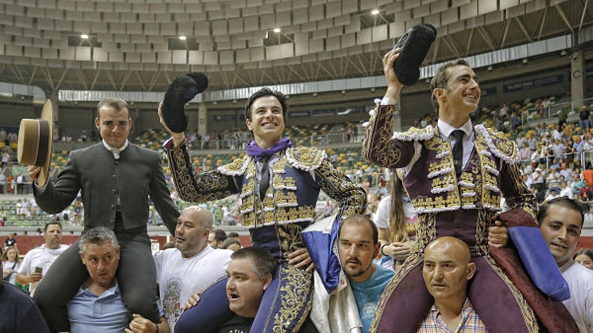 Tarde triunfal en el Coliseum con los diestros a hombros y el público aplaudiendo en los tendidos. SANTI OTERO