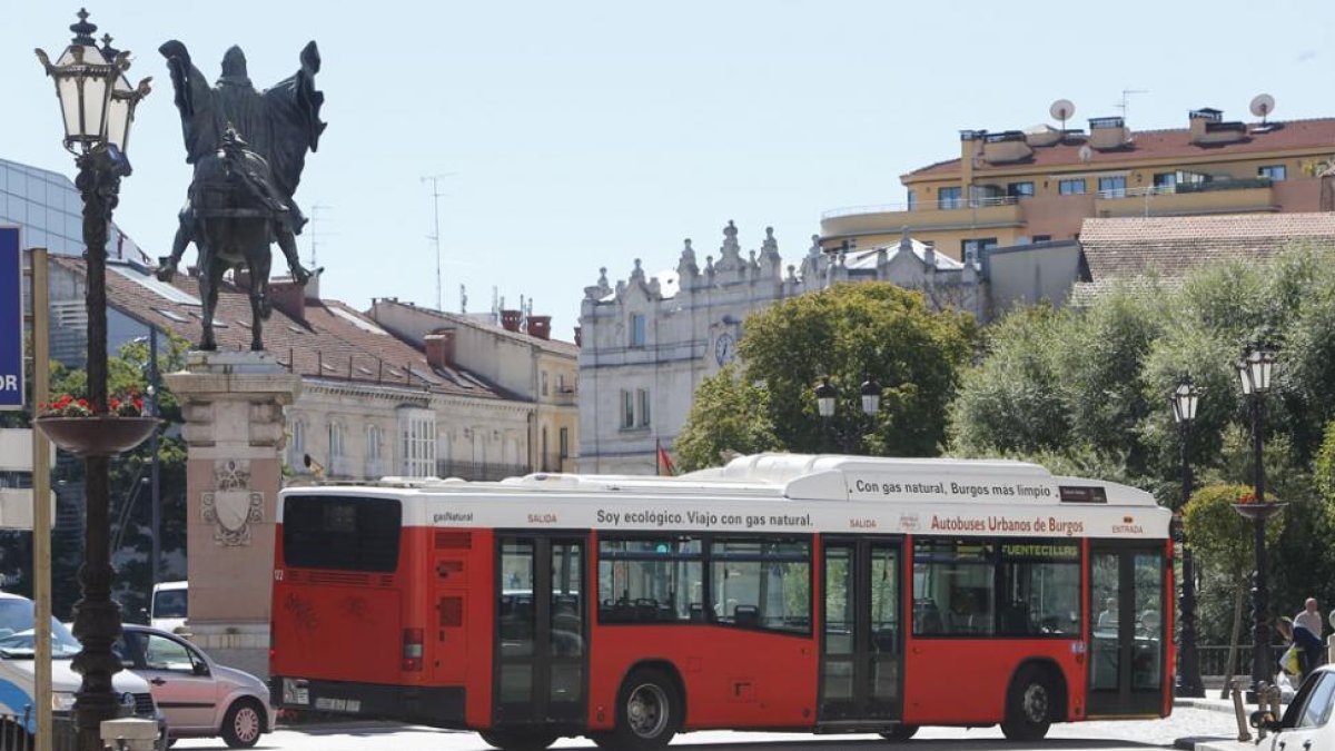 Un autobús municipal en su ruta por la Plaza del Cid, de la capital burgalesa.-ISRAEL L. MURILLO