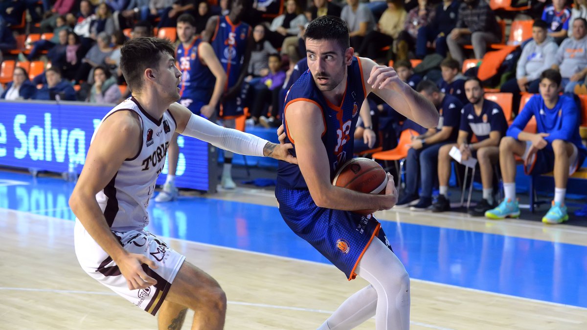 Tote protege el balón ante el jugador de La Antigua. TOMÁS ALONSO