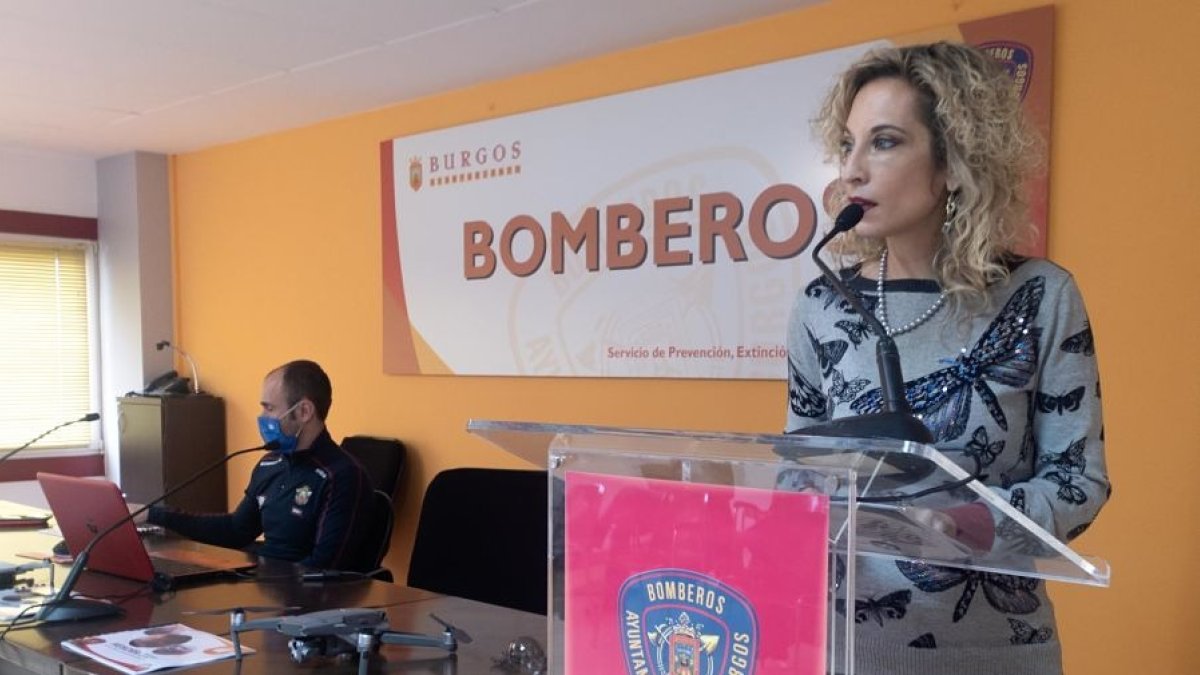La concejala de Seguridad Ciudadana, Blanca Carpintero, junto al jefe de Bomberos, Miguel Ángel Extremo. SANTI OTERO