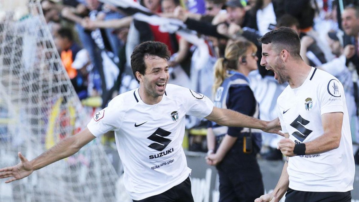 Undabarrena celebra el primer gol junto a Fer Ruiz.-SANTI OTERO