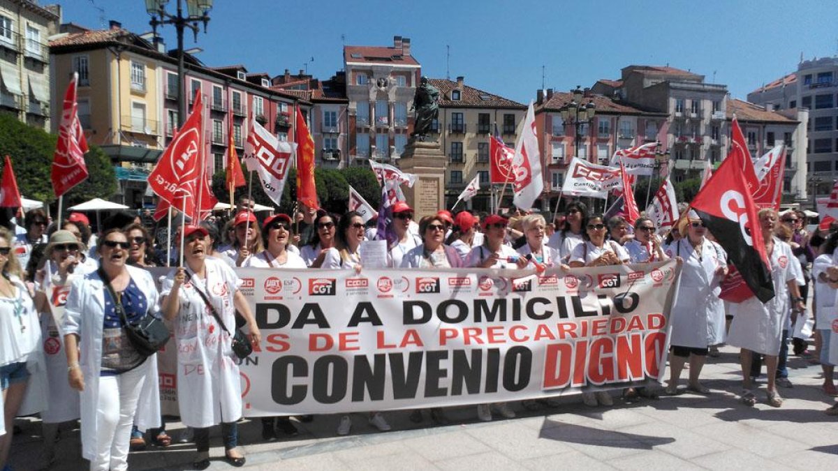 Las trabajadoras se manifiestan frente al Ayuntamiento de Burgos.-ECB