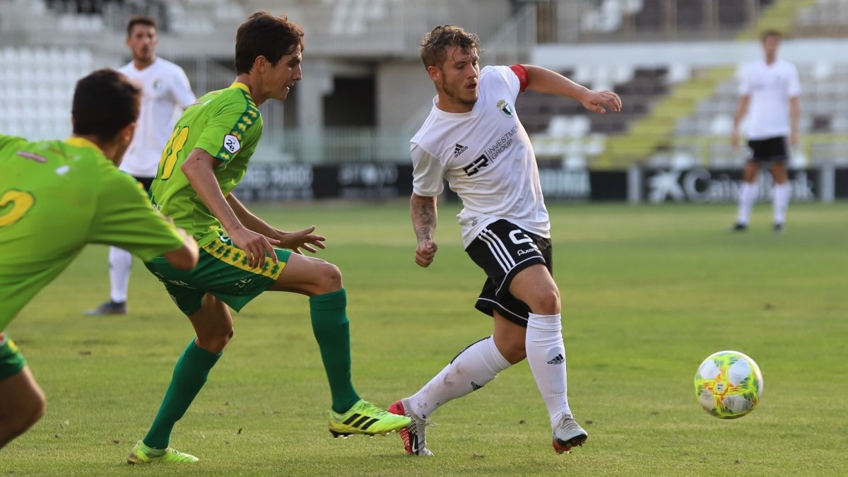Juanma mueve el balón durante un partido. ALBA DELGADO / BURGOS CF