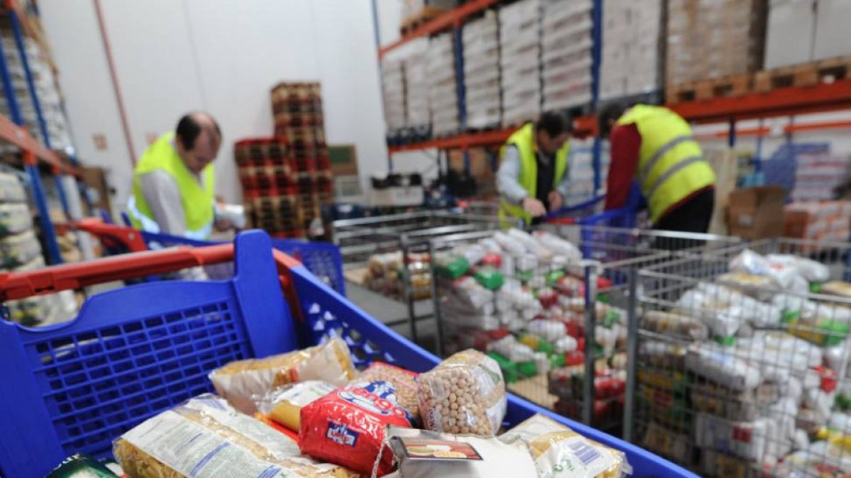 Los voluntarios trabajando en el Banco de Alimentos.-ISRAEL L. MURILLO