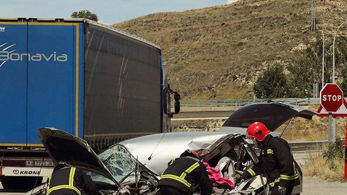 Gracias a los bolardos el vehículo accidentado evitó un segundo impacto contra los antiguos bloques de hormigón y el resto del tráfico pudo esquivarlo.-G. G.