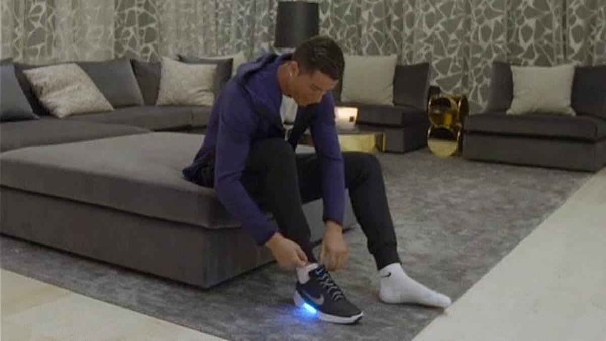 Cristiano Ronaldo prueba unas zapatillas ajustables de la marca Nike.-