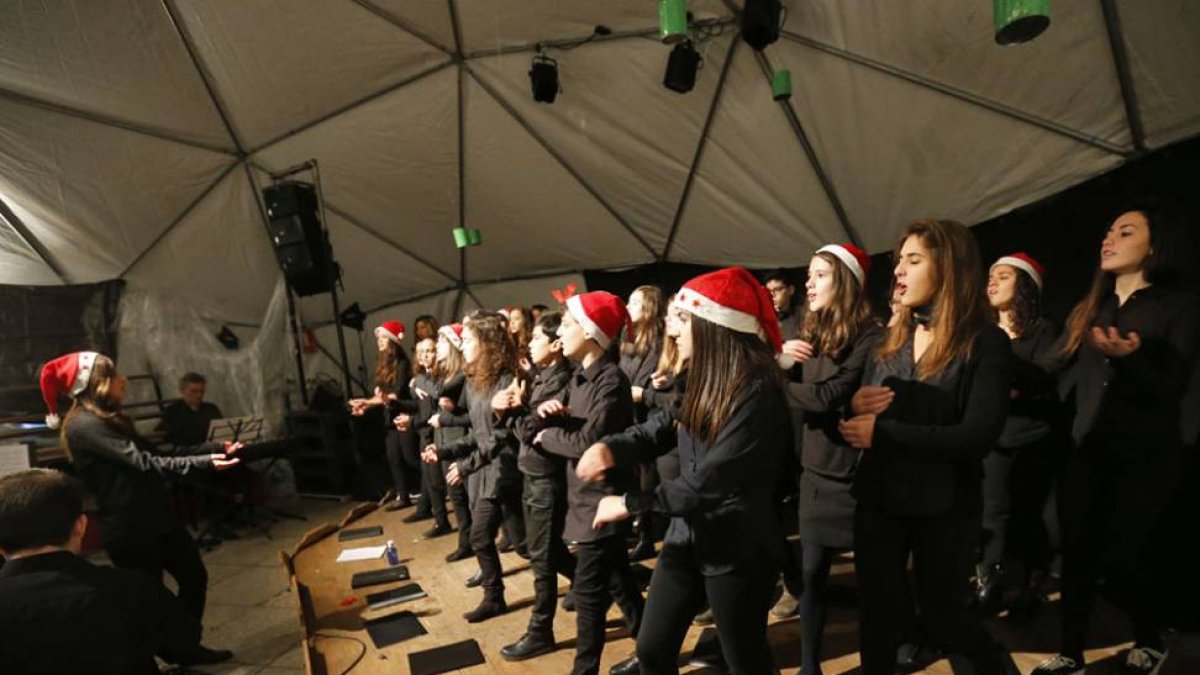 Las chicas de Lúmina Ensemble se unieron ayer a alumnos del Conservatorio Profesional de Música.-Raúl Ochoa