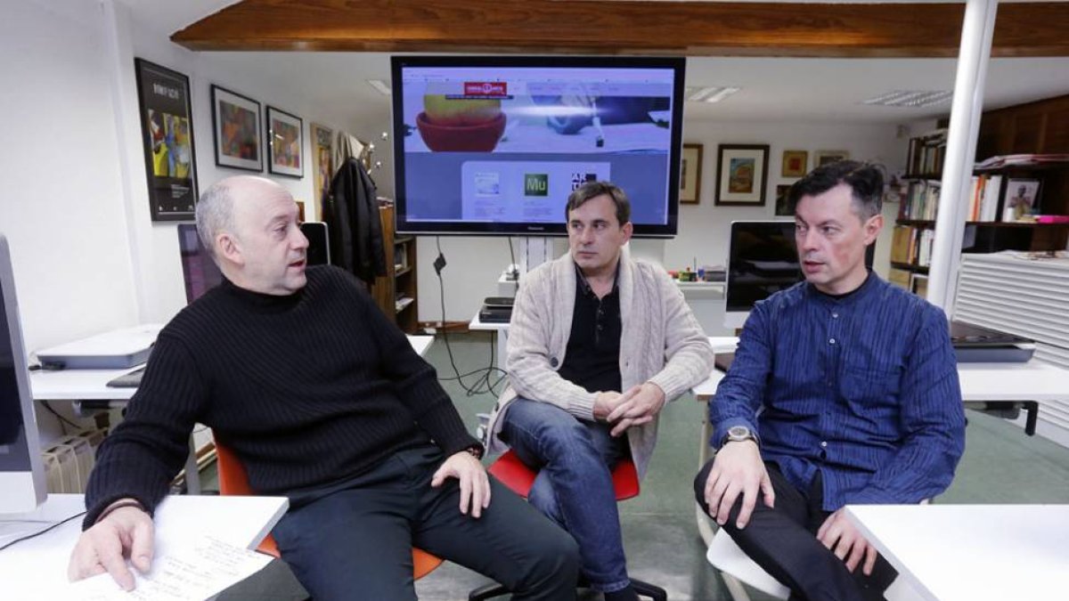 Carlos Sáez, Juan Carlos Arnaiz y Javier Abril, de i. a d., delante de una pantalla con la nueva página web.-Raúl Ochoa