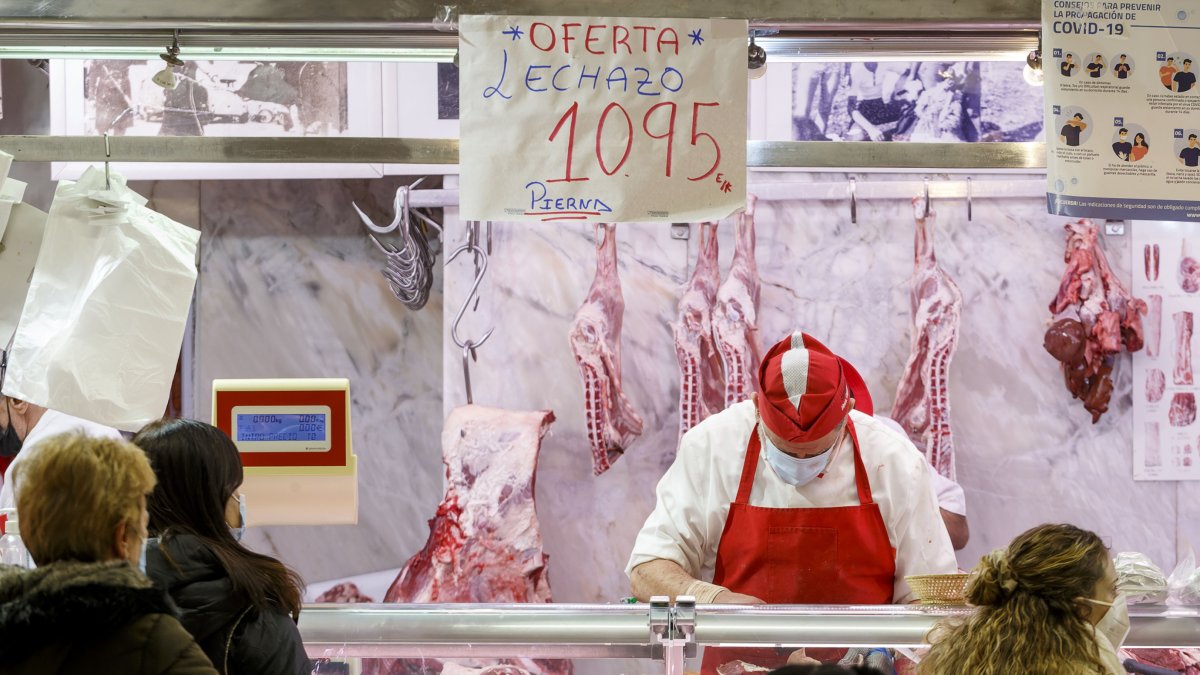 En las carnicerías las reservas se han retrasado por la incertidumbre. SANTI OTERO