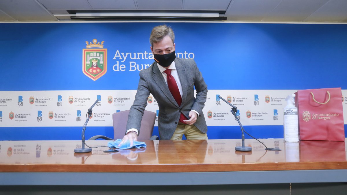 El concejal del PP César Barriada desinfectaba ayer la mesa de la sala de prensa. RAÚL G. OCHOA