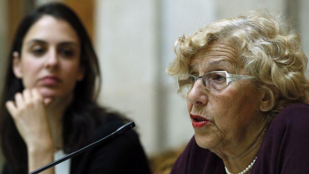 La alcaldesa de Madrid, Manuela Carmena, junto a la portavoz municipal, Rita Maestre.-EFE / MARISCAL