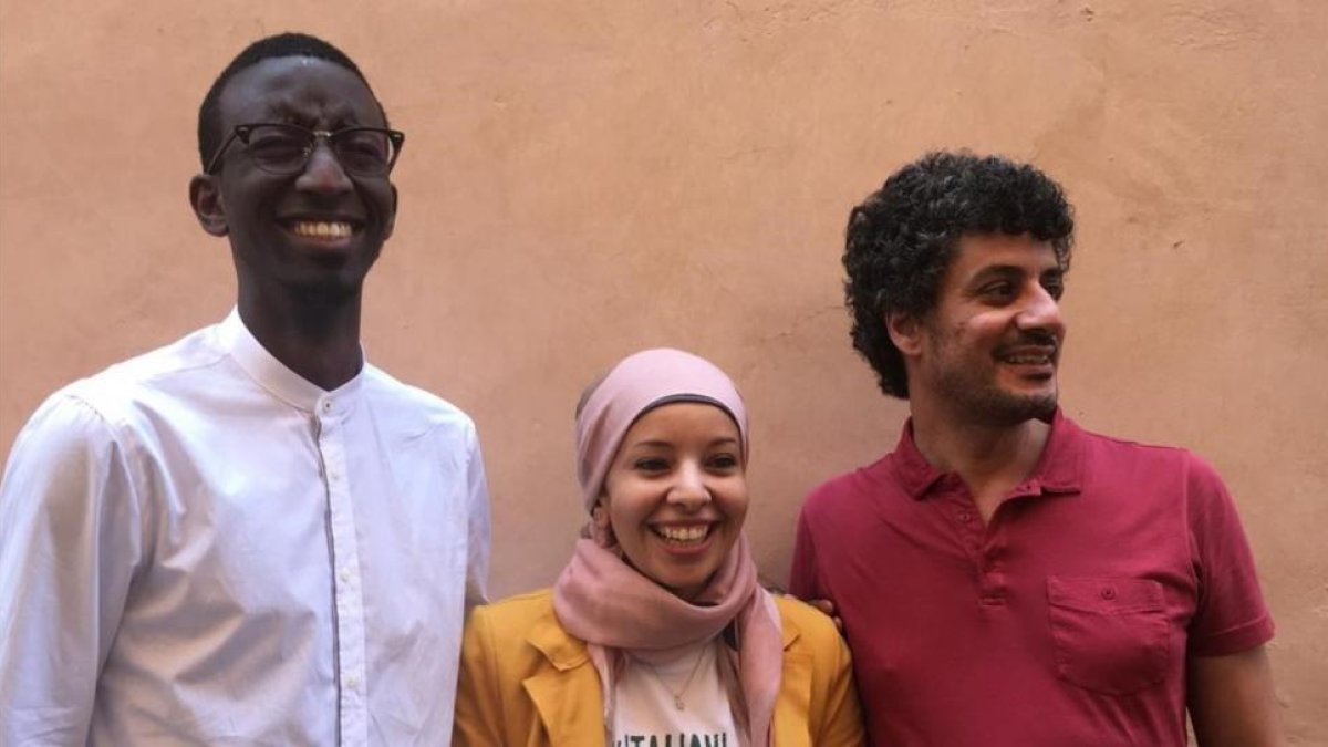Ian Elly Ssali Kiggundu, Marwa Mahmoud y Mohamed Abdalla Tailmoun (de izquierda a derecha), jóvenes que se han organizado para reclamar el derecho a tener la nacionalidad italiana.-IRENE SAVIO