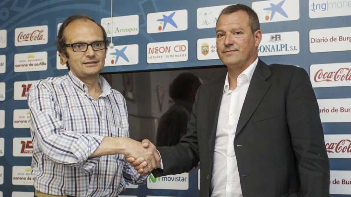 Juan Carlos Barriocanal estrecha la mano del nuevo entrenador del Burgos CF, Ángel Viadero-Santi Otero