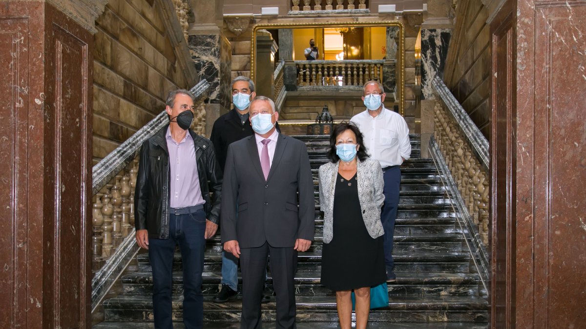 Lorenzo Rodríguez, con representantes de grupos de acción local. TOMÁS ALONSO