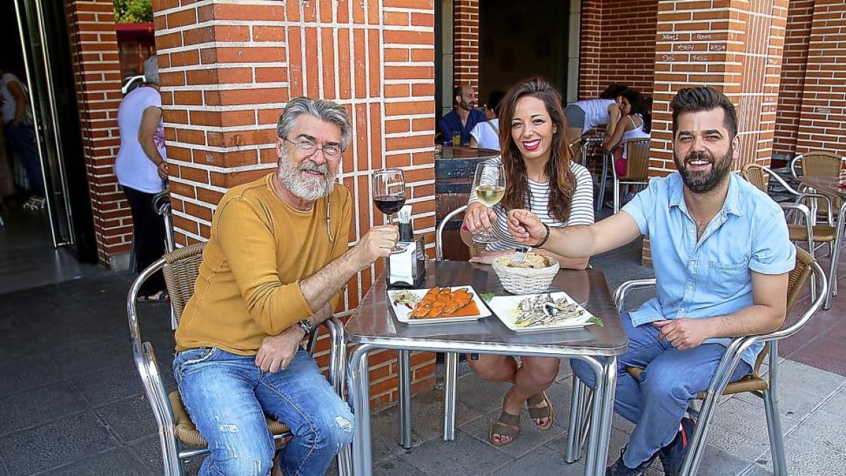 TERRAZA. Miguel Isala (i), Noelia Aranzana y Víctor Juste, en en la terraza del Goya.-M.T.